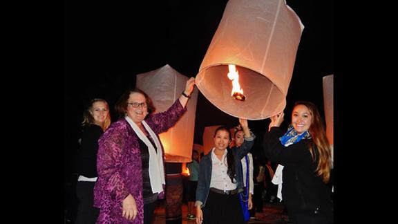 2014 Thailand study abroad students with lanterns