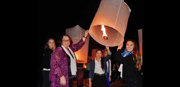 2014 Thailand study abroad students with lanterns